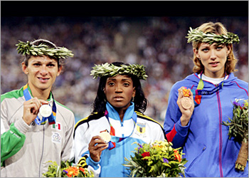 Women's 400m gold medal winner Tonique WIlliams-Darling of the Bahamas (C) poses on the podium with silver winner Ana Guevara of Mexico (L) and bronze winner Russia's Natalya Antyukh, 24 August 2004, during the Olympic Games athletics competitions at the Olympic Stadium in Athens. AFP PHOTO/TOSHIFUMI KITAMURA