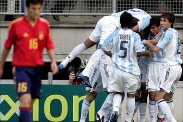 Argentinean players celebrate after scoring against Spain during their quarter-final match for the FIFA World Youth Under-21 Championship in Enschede, eastern Netherlands, 25 June 2005. Argentina won 3-1 and will face Nigeria to the semi-final. AFP PHOTO / Aris Messinis