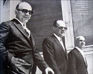 قادة الانقلاب الثلاثة من اليمين الجنرال باتاكوس في الوسط الجنرال باباذوبولوس من اليسار الجنرال ماكاريزوس (الجزيرة نت)