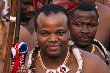 epa01476353 (FILE) A file photograph dated 31 August 2008 shows Swaziland's King Mswati III (C) marching with indunas (chiefs) during the annual reed dance at the royal residence