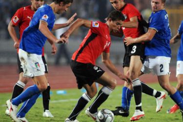 Italy's Unberto Eusepi (L) and Alessandro Crescenzi (R) fight for the ball with Egypt's Saadeldin Saad (2nd L) and Hesham Mohamed during their FIFA U-20 World Cup Group A football match in Cairo on October 1, 2009.