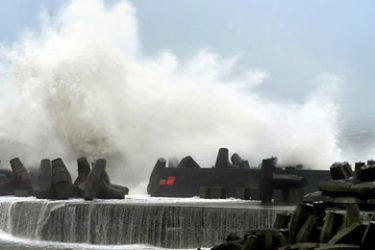 YIL02 - Yilan, -, TAIWAN : A large wave hits the coast along Nanfangauo harbour in Yilan county, eastern Taiwan, as the island braces itself for Typhoon Fanapi on September 19, 2010.