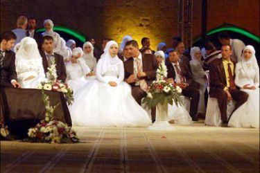 العرس الجماعي شارك به 100 عريس وعروس هدفوا من خلاله لتخفيف تكاليف الزواج ومعالجة غلاء المهور- الجزيرة نت