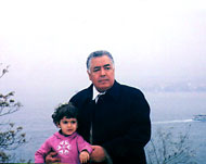 الروائي الليبي الفقيه مع حفيدته (الجزيرة نت)