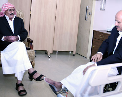 epa02920707 A handout picture made available by the Yemeni Presidency Office on 17 September 2011, shows Yemeni President Ali Abdullah Saleh (L) visiting Yemeni deputy Prime Minister for security affairs Rashad al-Alimi (R) at a hospital in Riyadh, Saudi Arabia, 16 September 2011.