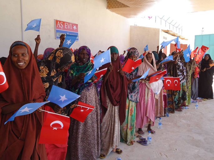 صومليات يحملن علم الصومال وتركيا يرحبن بفتح مركز لمنظمة إغاثية تركية في مقديشو شهر أغسطس من العام 2011 .