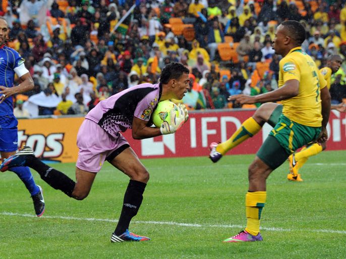 SOUTH AFRICA : South Africa Striker Lehlohonolo Majoro (R) tries score a goal past Cape Verde's Goalkeeper Vozinha during the Group A 2013 African Cup of Nations football match in Soweto on January 19, 2013 at Soccer City. AFP PHOTO / ALEXANDER JOE