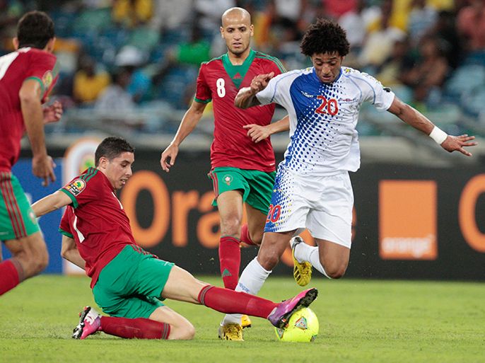 Cape Verde's Ryan Mendes (R) dribbles the ball past Morocco's Issam El Ado (L), Abdelaziz Barrada and Karim El Ahmadi (2nd R) during their African Nations (AFCON 2013) Cup Group A soccer match in Durban January 23, 2013. REUTERS/Rogan Ward (SOUTH AFRICA - Tags: SPORT SOCCER)