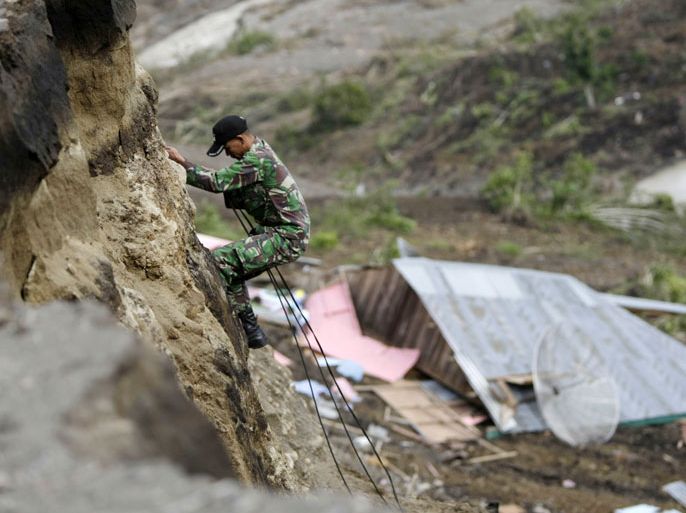 a03775934 Rescue workers from a military unit, abseils down a cliff as they search for earthquake victims, at Serempah village, central Aceh district, Indonesia, 05 July 2013. The death toll from a magnitude 6.1 earthquake that hit Indonesia's Aceh province rose to 30, a disaster management official said. At least 275 people were injured and more than 5,000 buildings and houses damaged in Tuesday's quake, said Sutopo Nugroho, a spokesman for the National Disaster Management Agency. EPA/HOTLI SIMANJUNTAK
