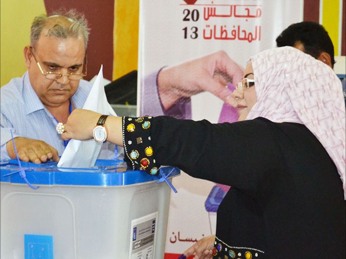 مواطنة عراقية تصوت في انتخابات مجالس المحافظات السابقة