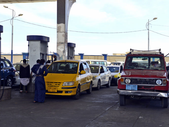 epa03942461 Vehicles line up to buy fuel at a petrol station in Sana’a, Yemen, 09 November 2013, due to a fuel supply shortage in the country. Reports state the Yemeni capital Sana’a and other main cities are experiencing fuel supply shortages because of repeated attacks on a major pipeline by insurgents in central Yemen. Oil exportation accounts for 75 per cent of Yemen's budget revenues. EPA/YAHYA ARHAB