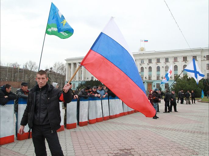 أحد المتظاهرين المؤيدين لانفصال القرم عن أوكرانيا