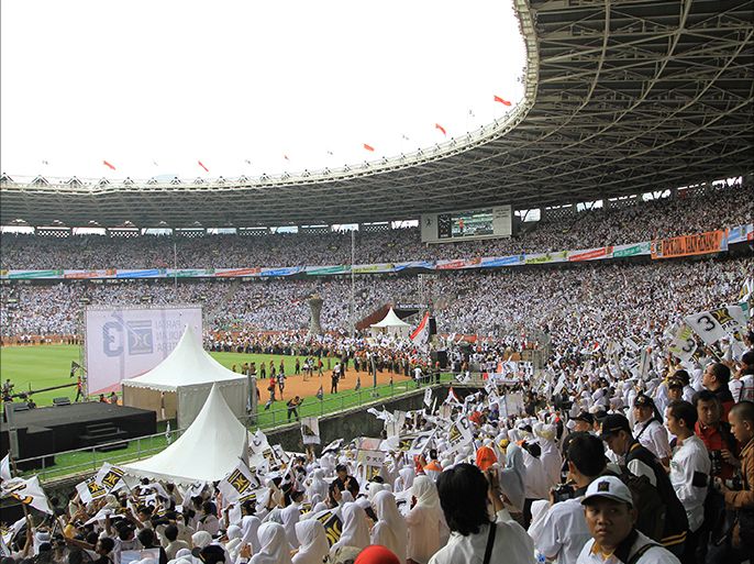 مهرجان انتخابي لحزب العدالة والرفاه إسلامي وهو أكبر حشد جماهيري في الحملات الدعائية للأحزاب الإندونيسية- الجزيرة