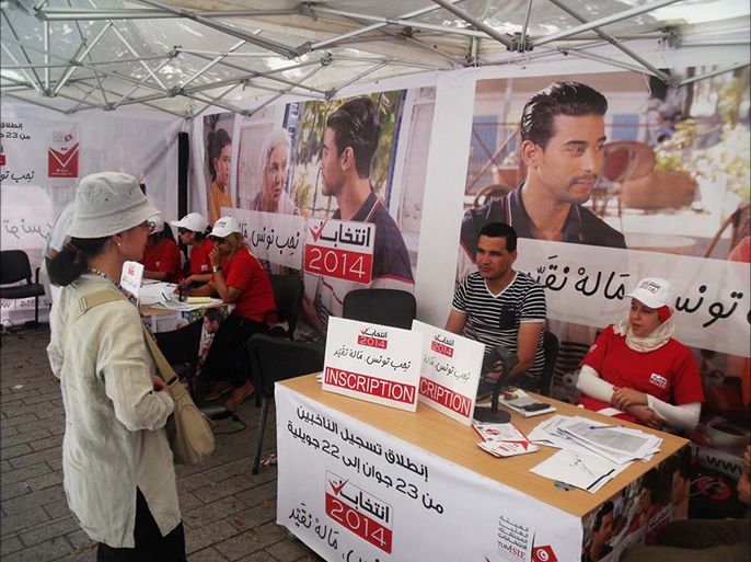 أعوان هيئة الانتخابات يتجندون لتسجيل الناخبين التونسيين