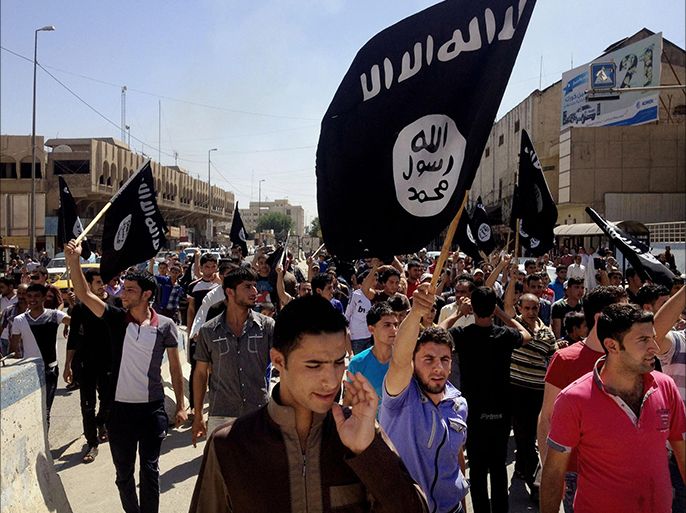 متظاهرون في الموصل يرفعون رايات تنظيم الدولة الإسلامية في العراق والشام تأييدا له بعد سيطرته على المدينة - أسوشيتدبرس - مجلة الجزيرة
