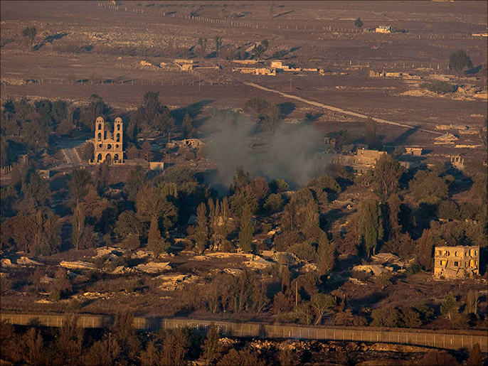 ‪الأوروبية)‬ دخان متصاعد بمرتفعات الجولان خلال معارك السيطرة على معبر القنيطرة