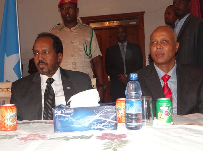 الرئيس الصومالي حسن الشيخ محمود ورئيس الوزراء عبد الولي الشيخ أحمد في مناسبة تعيين عبد الولي رئيسا للوزراء ، مقديشو 12 ديسمبر 2013 (الجزيرة نت).