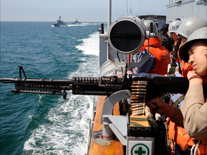 epa04435294 (FILE) South Korean Navy soldiers during the Second Fleet Command Maneuver Training near Taean, South Korea, 27 May 2010. Patrol boats from North and South Korea shot at each other near the South Korean border island of Yeonpyeong on 07 October 2014, a media report said. The incident was prompted by a North Korean navy vessel crossing the two countries' maritime border west of the Korean Peninsula, Yonhap News Agency quoted South Korea's Joint Chiefs of Staff as saying. EPA/SONG KYEONG-SEOK - POOL