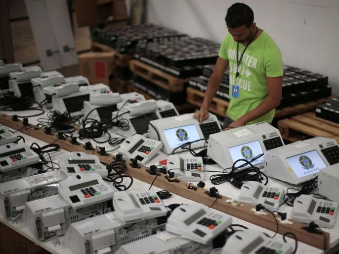 A worker prepares an electronic voting machine at the electoral tribune in Brasilia September 24, 2014. The first round presidential election will take place across Brazil on October 5, 2014. REUTERS/Ueslei Marcelino (BRAZIL - Tags: POLITICS ELECTIONS)