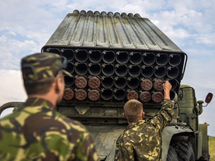 Ukrainian soldiers charge a Grad multiple rocket launcher system, near the eastern Ukrainian city of Shchastya, Lugansk region, on August 18, 2014. Ukraine accused pro-Russian rebels of killing dozens of civilians fleeing the war-torn east on August 18, 2014 as crisis talks between Kiev and Moscow failed to halt months of bloodshed. AFP PHOTO/ ALEKSEY CHERNYSHEV