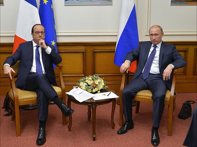epa04517345 Russian President Vladimir Putin (R) meets with his French counterpart Francois Hollande at Moscow's Vnukovo airport, Russia, 06 December 2014. Hollande and Putin were to hold talks in Moscow on Saturday, the Kremlin said. EPA/ALEXEY DRUZHINYN / RIA NOVOSTI / KREMLIN POOL MANDATORY CREDIT