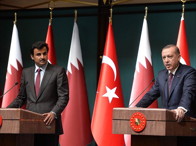 Turkish President Recep Tayyip Erdogan (R)and Emir of Qatar Sheikh Tamim bin Hamad bin Khalifa Al Thani (L) give a press conference after a meeting at the presidential palace in Ankara, on December 19, 2014. AFP PHOTO