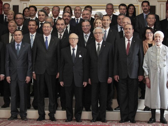 Tunisian President Beji Caid Essebsi poses with his new government after a swearing-in ceremony at the Carthage Palace in Tunis, February 6, 2015. REUTERS/Zoubeir Souissi (TUNISIA - Tags: POLITICS)