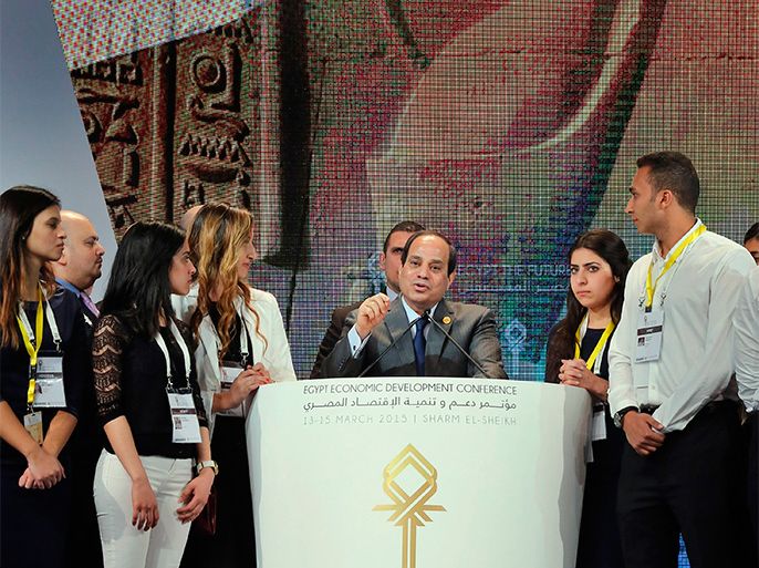 epa04663588 Egyptian President, Abdel Fattah al-Sisi (C), delivers a speech during the closing session of the Egypt Economic Development Conference (EEDC), in the Red Sea resort of Sharm El-Sheikh, Egypt, 15 March 2015. An Egyptian Government minister announced during the conference plans to build a new administrative and business capital to the East of Cairo with housing for up to 5 million inhabitants, as well as providing buildings for embassies and Government palaces and is designed to alleviate pressure on Egypt's current capital which according to the same minister is set to double in population in the next 40 years.  EPA/KHALED ELFIQI