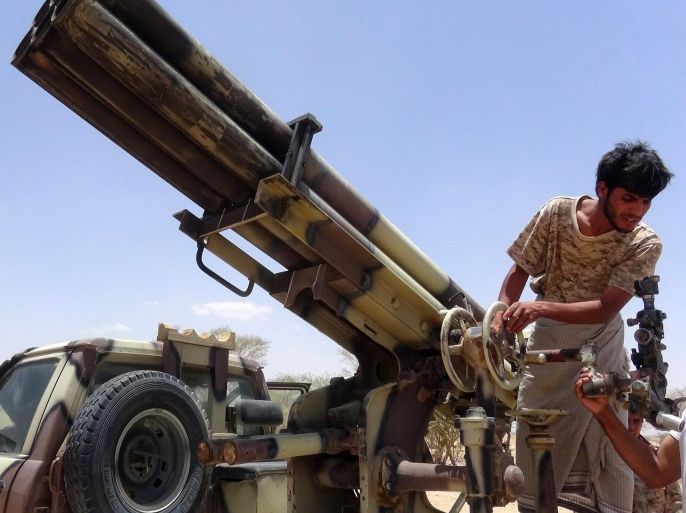 Members of the tribes and popular committees, loyal to Yemen's Saudi-back fugitive President Abderabbo Mansour Hadi, prepare to launch rockets against positions of the Huthi rebels on May 14, 2015 in the Marib province, east of the capital Sanaa. With the humanitarian pause running from May 12, residents said calm prevailed across most of the country except in three cities -- Taez, Daleh and oil-rich Marib -- where there were reports of intermittent exchanges of fire between rebel and pro-Hadi forces. AFP PHOTO / STR
