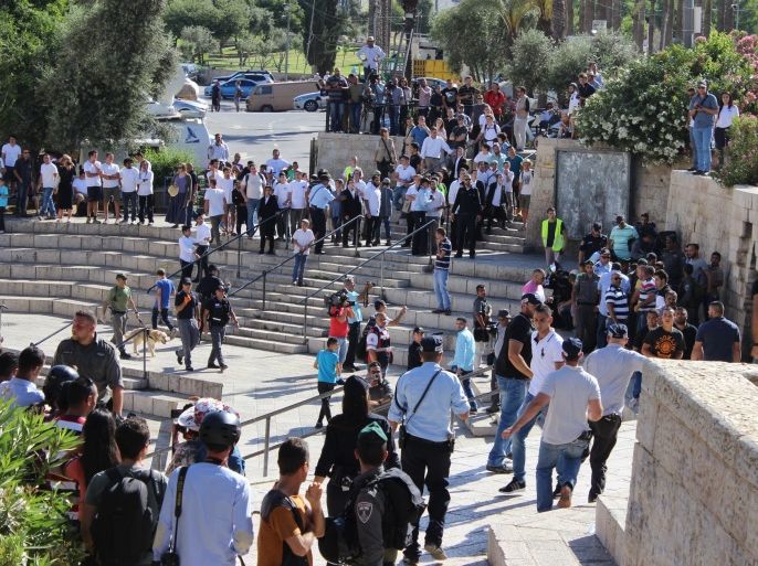 تجمع لعشرات المستوطنين على مدرجات باب العمود استعدادا لتجول المسيرة داخل البلدة القديمة ويظهر التواجد المكثف لقوات الاحتلال