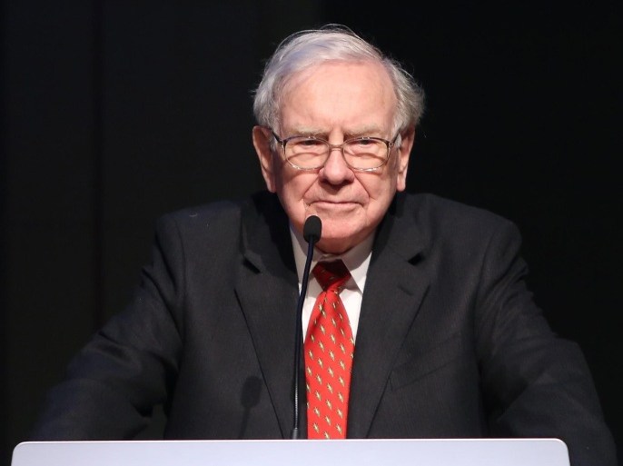 NEW YORK, NY - JUNE 03: Warren Buffett speaks at the Forbes' 2015 Philanthropy Summit Awards Dinner on June 3, 2015 in New York City.
