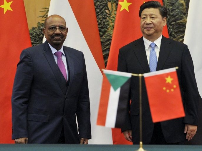 Sudanese President Omar Hassan al-Bashir (L) attends a signing ceremony with Chinese President Xi Jinxing at the Great Hall of the People in Beijing, China, September 1, 2015. REUTERS/Parker Song/Pool