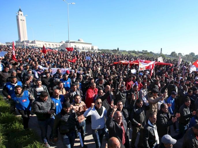 Tunisian police officers and security personnel shout slogans and hold flag during a protest in Tunis ,Tunisia 25 January 2016. Several thousand Tunisian police marched in protest to the presidential palace on Monday to demand more pay in the latest pressure on Prime Minister Habib Essid's government after a week of riots over joblessness. REUTERS/Zoubeir Souissi