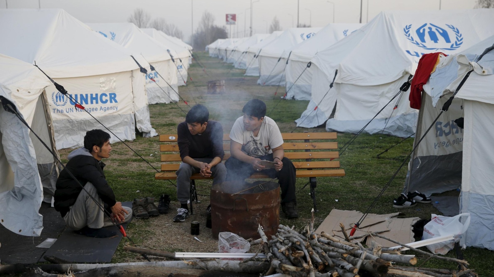 ‪مخيم طوارئ للاجئين قرب بلدة بوليكاسترو‬ (رويترز)