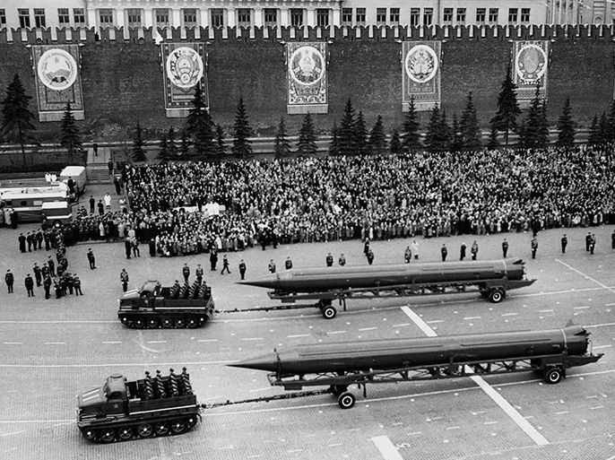 الموسوعة - Sandal (ss-4) missiles at a 1961 may day parade in red square, moscow, ussr, the ss-4 is a single-stage, liquid-fuel irbm with a choice of nuclear or conventional warheads and a range of 1,100 miles, first seen in 1961. (Photo by: Sovfoto/UIG via Getty Images)