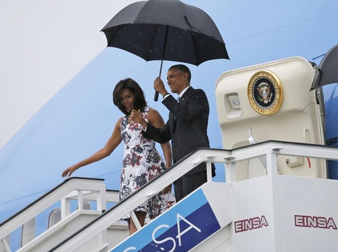 U.S. President Barack Obama and his wife Michelle exit Air Force One as they arrive at Havana's international airport for a three-day trip, in Havana March 20, 2016. REUTERS/Carlos Barria