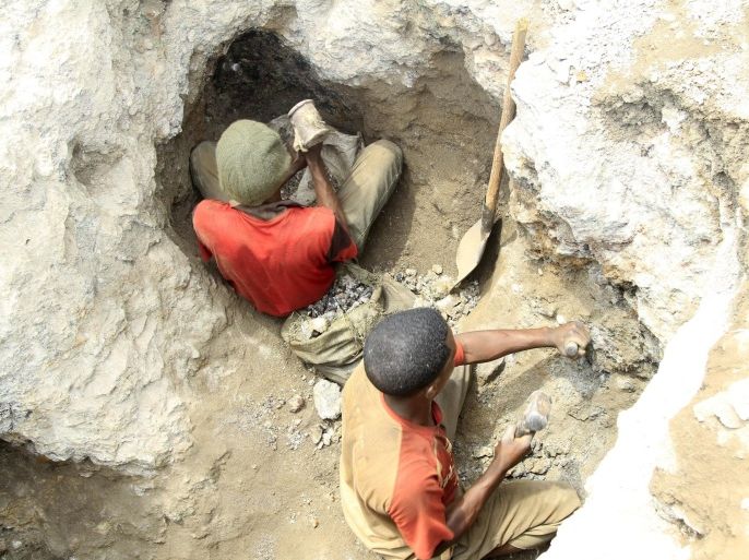 Artisanal miners work at a cobalt mine-pit in Tulwizembe, Katanga province, Democratic Republic of Congo, November 25, 2015. Picture taken November 25, 2015. REUTERS/Kenny Katombe