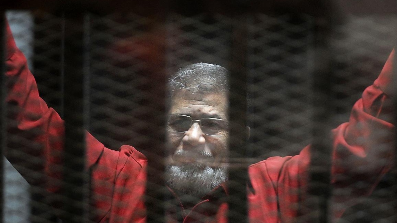 محمد مرسي أول رئيس مدني منتخب في مصر في سجنه بعد الانقلاب عليه (الأناضول)