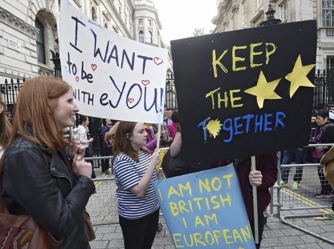 Protestors gather outside N10 Downing Street on the day British Prime Minister David Cameron announcing his resignation after losing the vote in the EU Referendum outside N10 Downing Street in London, Britain, 24 June 2016. Approximately 52 percent voted for Leave in the so-called Brexit referendum.