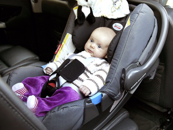 لا يجوز أن ينام الطفل الرضيع في مقعد السيارة الخاص به دون مراقبة من والديه؛ حيث يمكن أن ينزلق جسم الطفل بسهولة إلى وضعية تعرضه لخطر الاختناق، بفعل حزام الأمان مثلاً. (النشر مجاني لعملاء وكالة الأنباء الألمانية "dpa". لا يجوز استخدام الصورة إلا مع النص المذكور وبشرط الإشارة إلى مصدرها.) عدسة: dpa