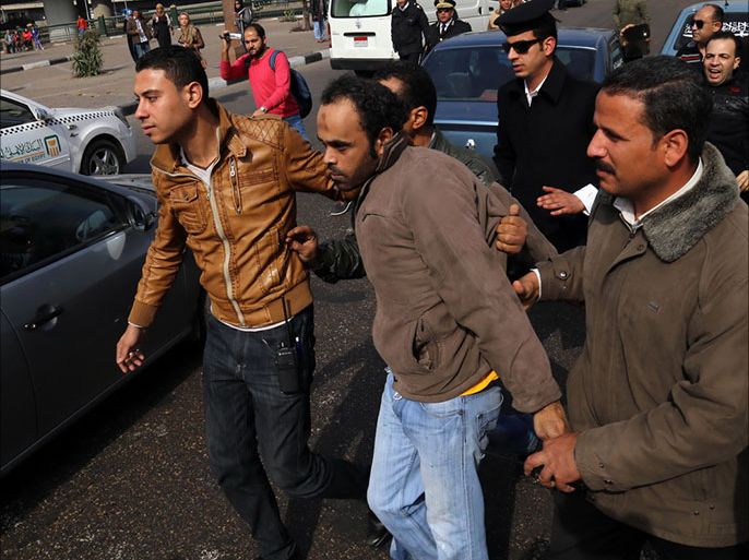 صورة 4 شرطة بزي مدي تلقي القبض على مشاركين في مظاهرة احتجاجية 25 يناير 2015 بمحيط ميدان التحرير-السيسي سن قوانين طوق بها رقبة المعارضة.jpg