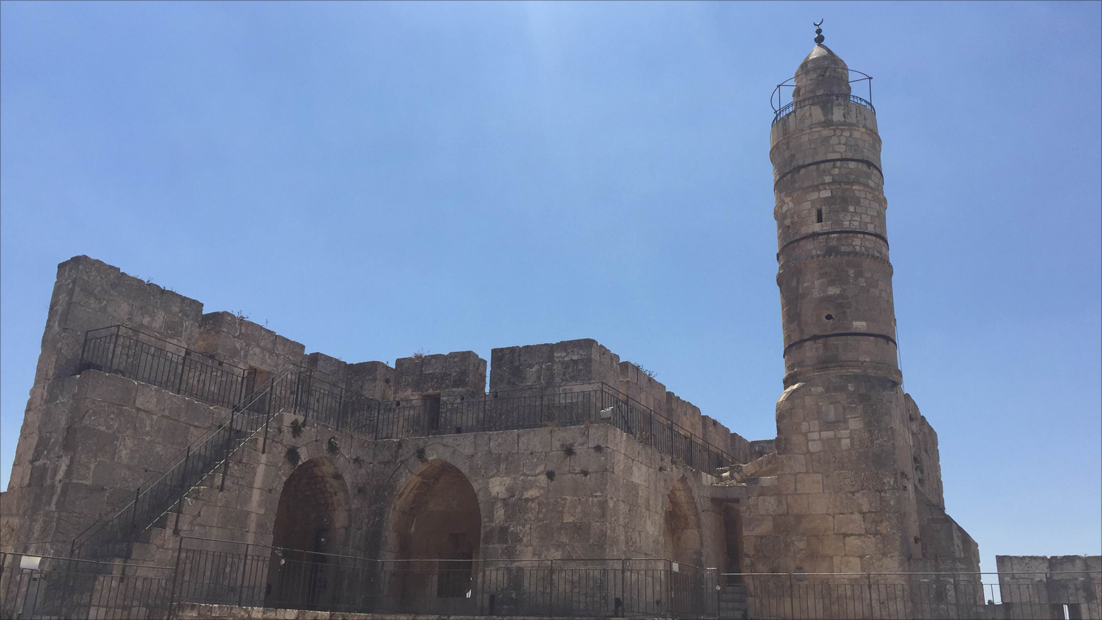 المئذنة التي بناها السلطان بن قلاوون في قلعة القدس (الجزيرة نت)