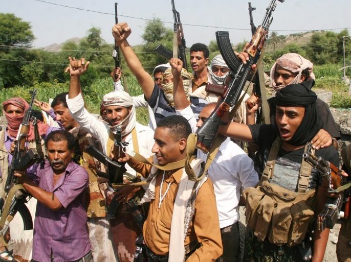Pro-government fighters gather at al-Dhabab area after they took it from Houthi fighters outside the southwestern city of Taiz, Yemen August 21, 2016. REUTERS/Anees Mahyoub