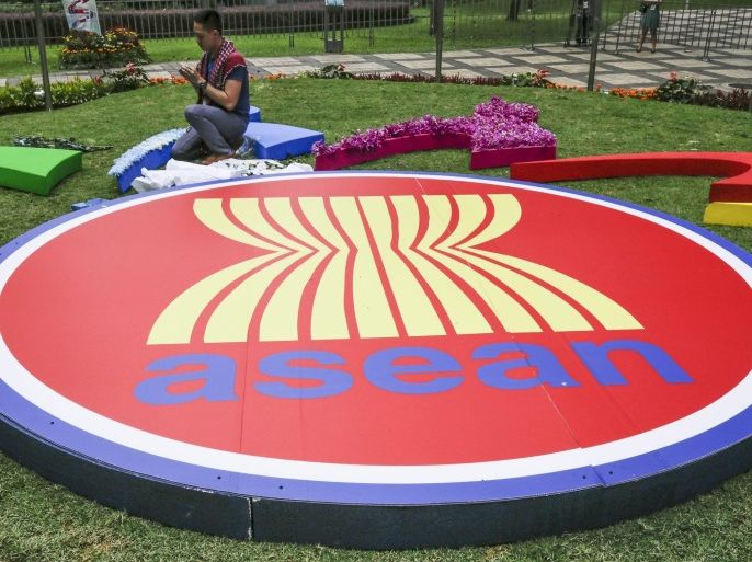A gardener arrange flowers beside the Association of Southeast Asian Nations (ASEAN) logo outside the Kuala Lumpur Convention Centre during the ASEAN summit in Kuala Lumpur, Malaysia, 19 November 2015. Malaysia is hosting the 27th ASEAN Summit, a meeting between ASEAN member countries and its three dialogue partners also a meeting of the East Asia Summit (EAS) forum aimed to strengthen political, cultural and discuss the solution of global economic.