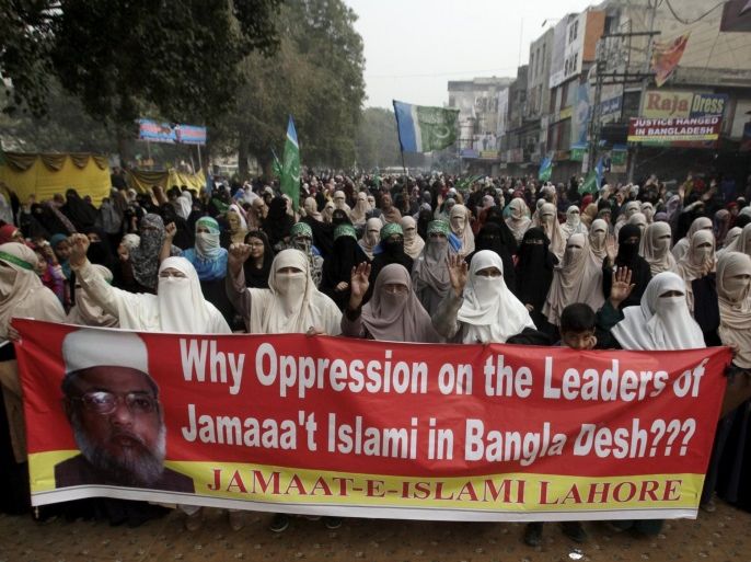 Supporters of Jamaat-e-Islami, a Pakistani religion-based political party, shout slogans as they protest the Bangladesh government's execution of its leaders in Lahore, Pakistan November 29, 2015. REUTERS/Mohsin Raza