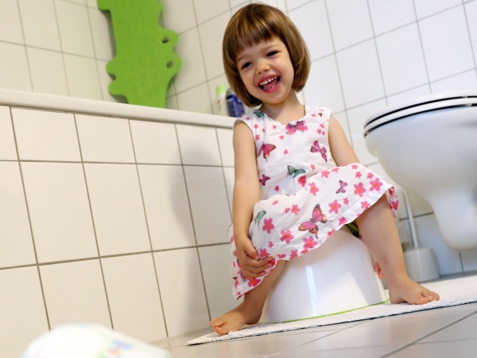 العمر المناسب لتدريب الطفل على استخدام "النونية" أو المرحاض هو سنتين ونصف إلى ثلاث سنوات تقريبا. (النشر مجاني لعملاء وكالة الأنباء الألمانية "dpa". لا يجوز استخدام الصورة إلا مع النص المذكور وبشرط الإشارة إلى مصدرها. ) عدسة: dpa