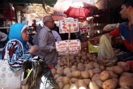 Egyptians shop at a vegetables market in Cairo, Egypt, 18 August 2016. Egyptian consumer goods prices have increased between 50 to 100 percent in Egypt among rumors that the Central Bank of Egypt will be devaluating the Egyptian pound against the US dollar.