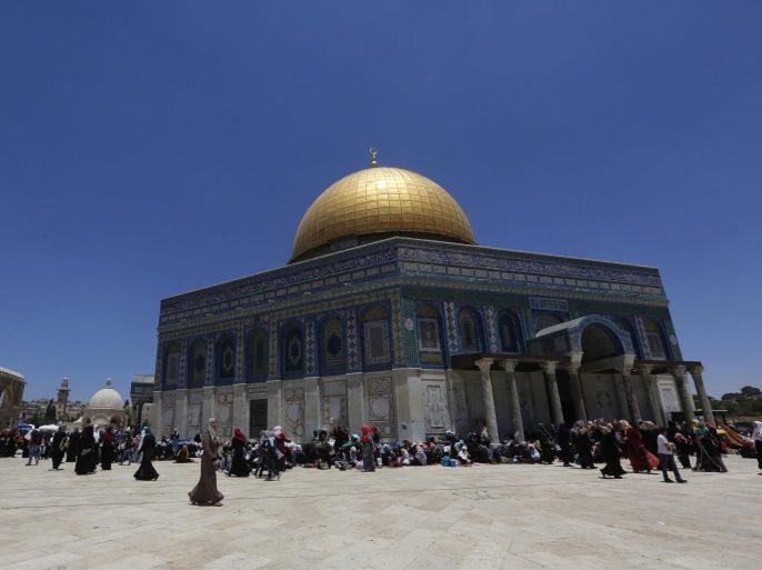 Palestinian worshippers pray outside the Dome of the Rock at the al-Aqsa Mosque in Jerusalem during the last Friday prayers of the Muslim holy month of Ramadan, 01 July 2016. A Palestinian man was pronounced dead on 01 July after suffering from excessive tear gas inhalation when Israeli forces earlier in the morning fired tear gas at Palestinians crossing Qalandiya checkpoint from Ramallah into Jerusalem to attend prayers at the Al-Aqsa Mosque. Israeli authorities allow