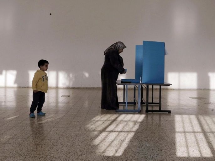 An Israeli Arab stands behind a voting booth before casting her ballot at a polling station in the northern town of Umm el-Fahm March 17, 2015. Millions of Israelis turned out to vote on Tuesday in a tightly-fought election, with Prime Minister Benjamin Netanyahu facing an uphill battle to defeat a strong campaign by the centre-left opposition to deny him a fourth term in office. In a possible sign of edginess, Netanyahu took to Facebook to denounce what he said was an effort by left-wing non-profit groups to get Arab-Israelis out to sway the election against him. REUTERS/Ammar Awad (ISRAEL - Tags: POLITICS ELECTIONS)