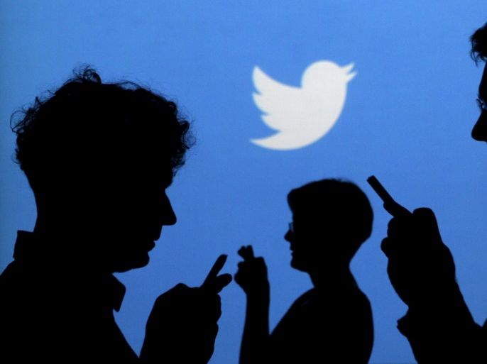 People holding mobile phones are silhouetted against a backdrop projected with the Twitter logo in this file illustration picture taken in Warsaw September 27, 2013. Social media power Twitter Inc plans to announce the departure of some major executives on January 25, 2016, technology news website Re/code reported on Sunday, citing sources. REUTERS/Kacper Pempel/Files